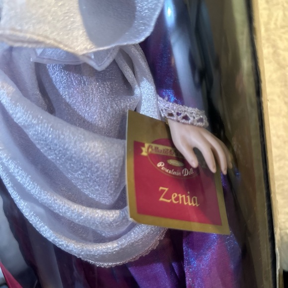 Porcelain Doll Collectable Memories Queen Zenia - Picture 6 of 7